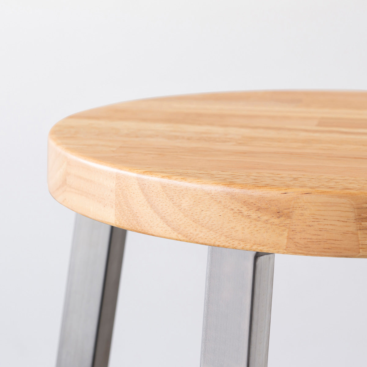 KANADEMONOのラバーウッド ナチュラルRound座面とステンレスのSlant Bar脚を合わせたシンプルモダンなハイスツール（座面側面）