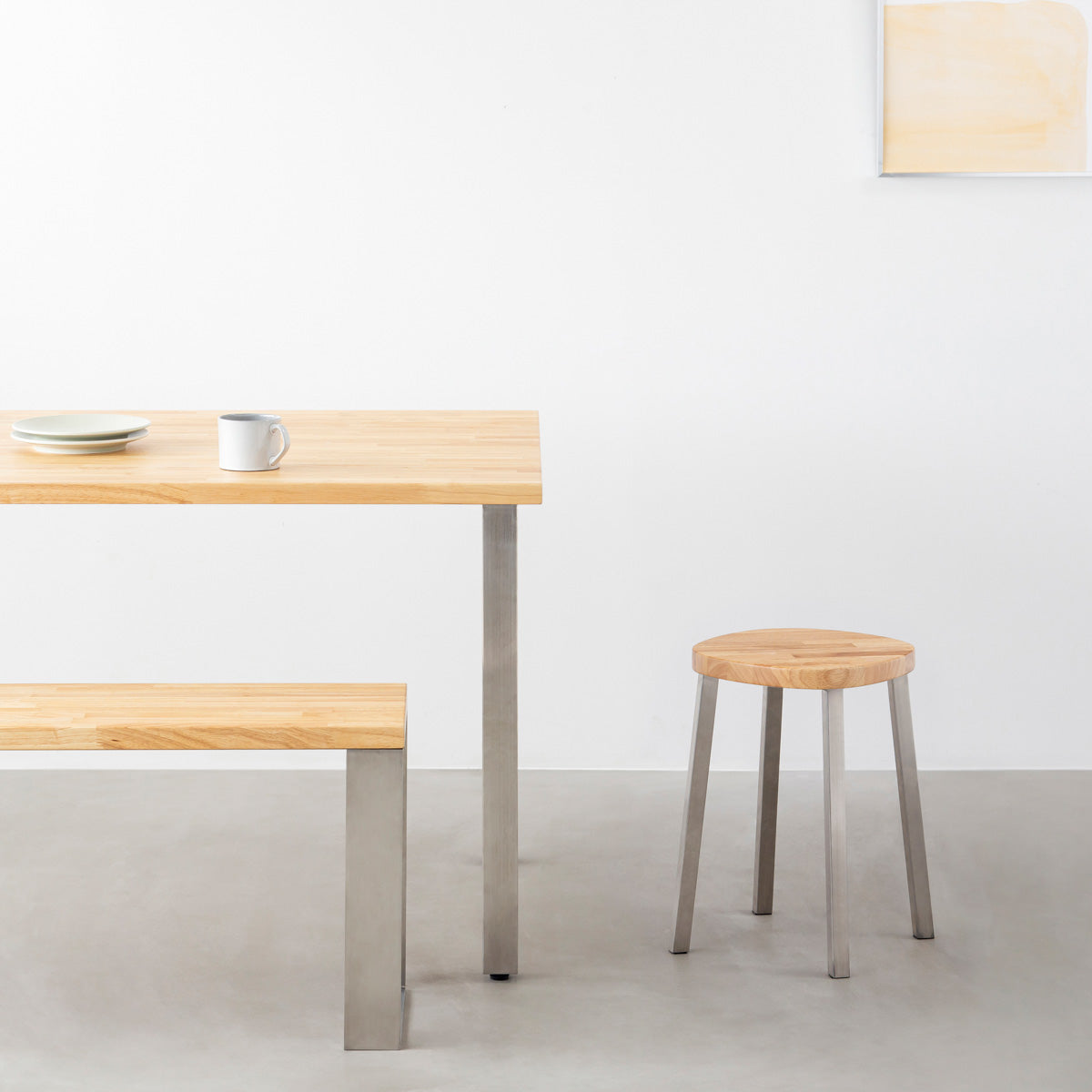 KANADEMONOのラバーウッド ナチュラルSquircle座面とステンレスのSlant Bar脚を合わせたシンプルモダンなスツール（使用例）