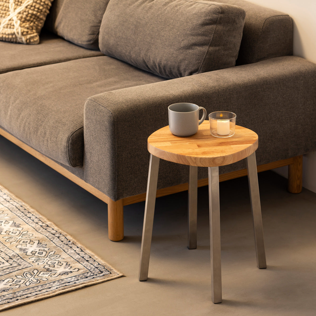 KANADEMONOのラバーウッド ナチュラルSquircle座面とステンレスのSlant Bar脚を合わせたシンプルモダンなスツール（使用例2）