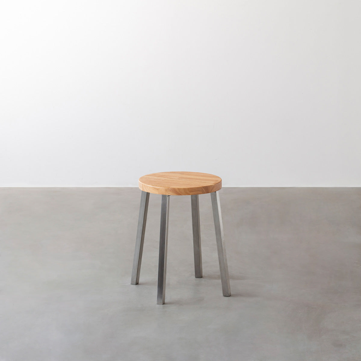 KANADEMONOのラバーウッド ナチュラルRound座面とステンレスのSlant Bar脚を合わせたシンプルモダンなスツール