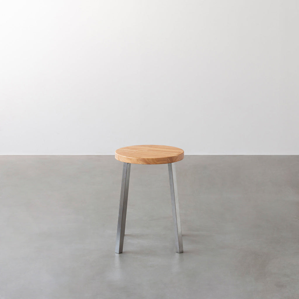 KANADEMONOのラバーウッド ナチュラルRound座面とステンレスのSlant Bar脚を合わせたシンプルモダンなスツール2