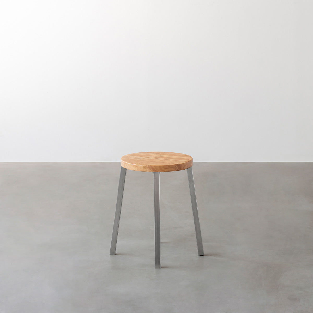 KANADEMONOのラバーウッド ナチュラルRound座面とステンレスのSlant Bar脚を合わせたシンプルモダンなスツール3