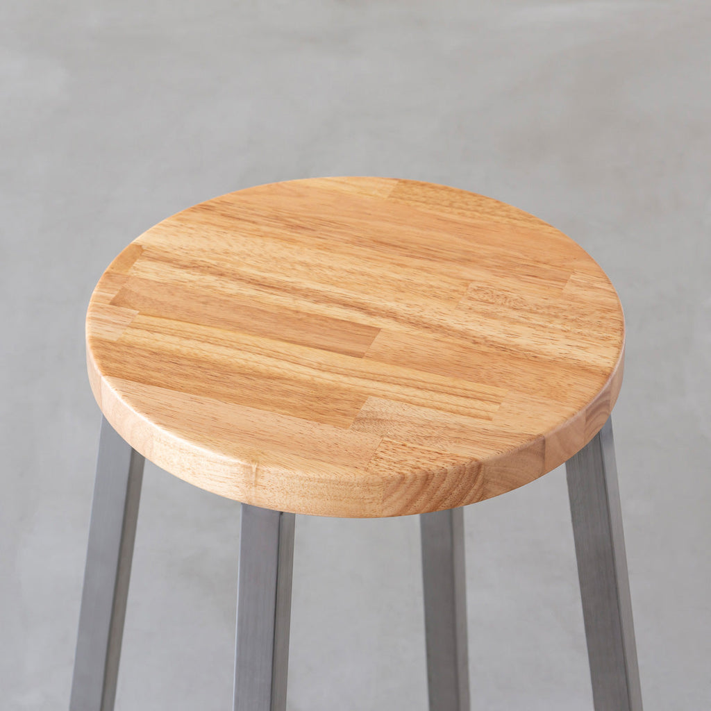 KANADEMONOのラバーウッド ナチュラルRound座面とステンレスのSlant Bar脚を合わせたシンプルモダンなスツール（座面）