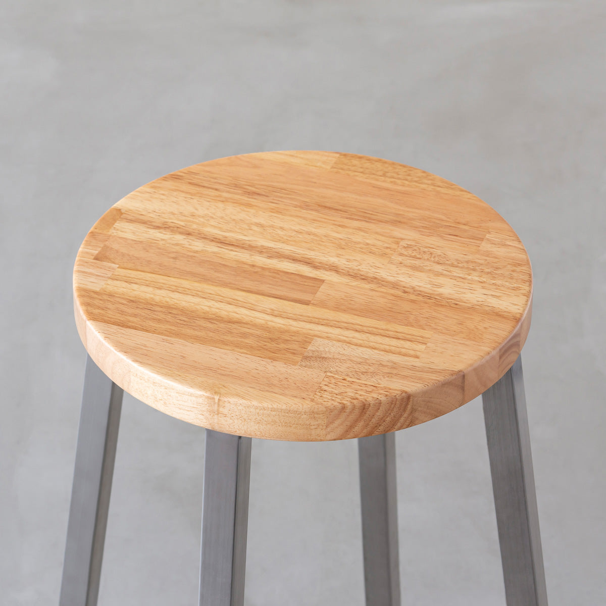 KANADEMONOのラバーウッド ナチュラルRound座面とステンレスのSlant Bar脚を合わせたシンプルモダンなスツール（座面）