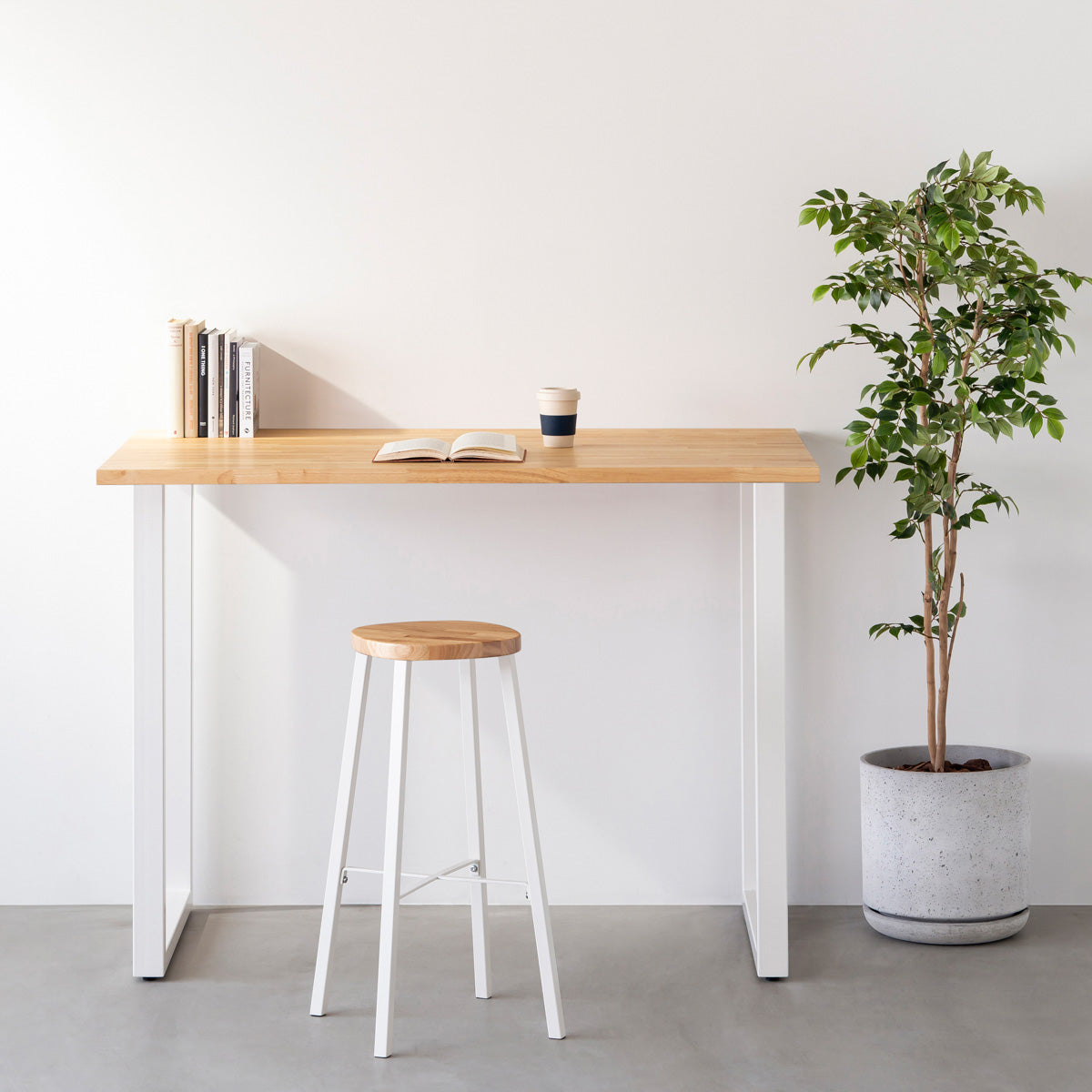 KANADEMONOのラバーウッド ナチュラルRound座面とホワイトのSlant Bar脚を合わせたシンプルモダンなハイスツール（使用例）