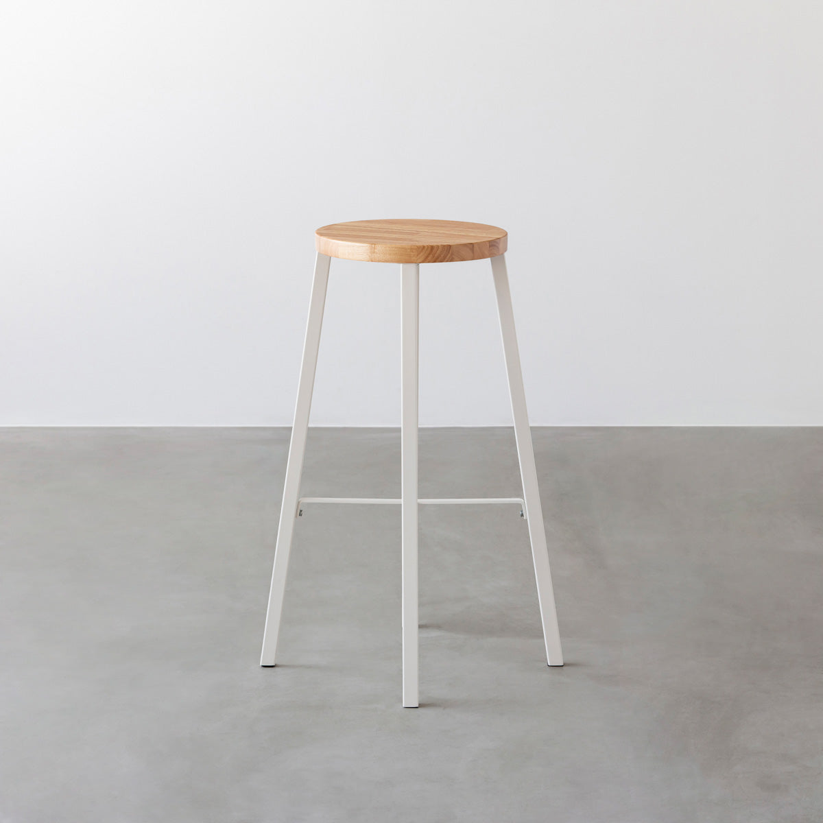 KANADEMONOのラバーウッド ナチュラルRound座面とホワイトのSlant Bar脚を合わせたシンプルモダンなハイスツール2