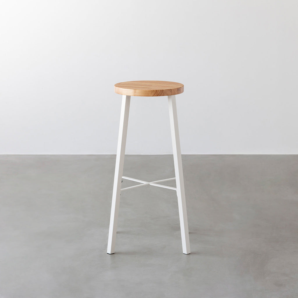 KANADEMONOのラバーウッド ナチュラルRound座面とホワイトのSlant Bar脚を合わせたシンプルモダンなハイスツール3