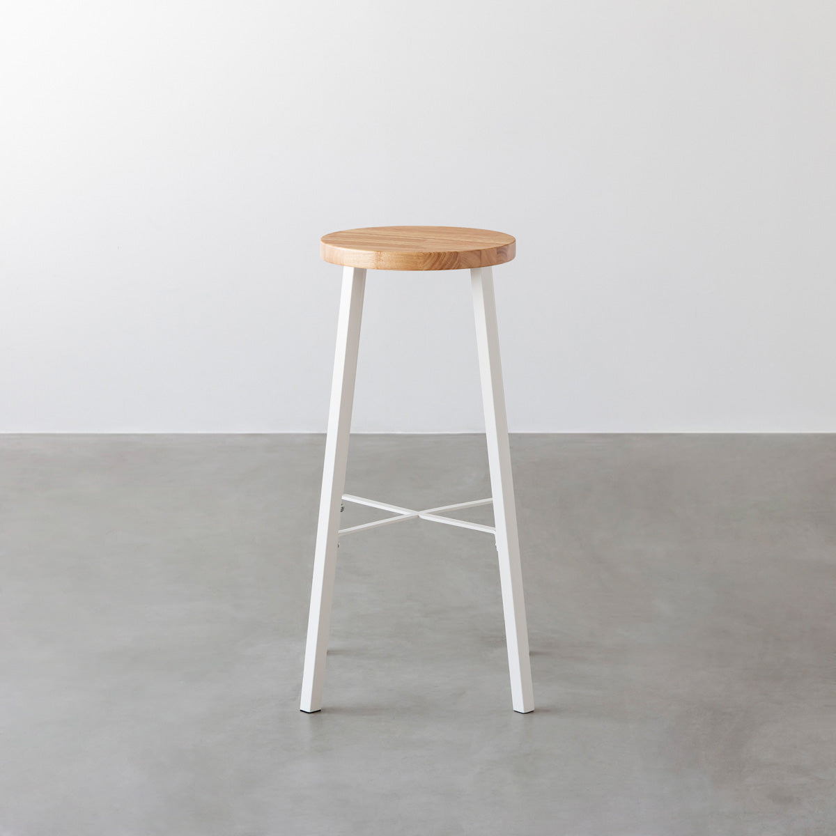 KANADEMONOのラバーウッド ナチュラルRound座面とホワイトのSlant Bar脚を合わせたシンプルモダンなハイスツール3
