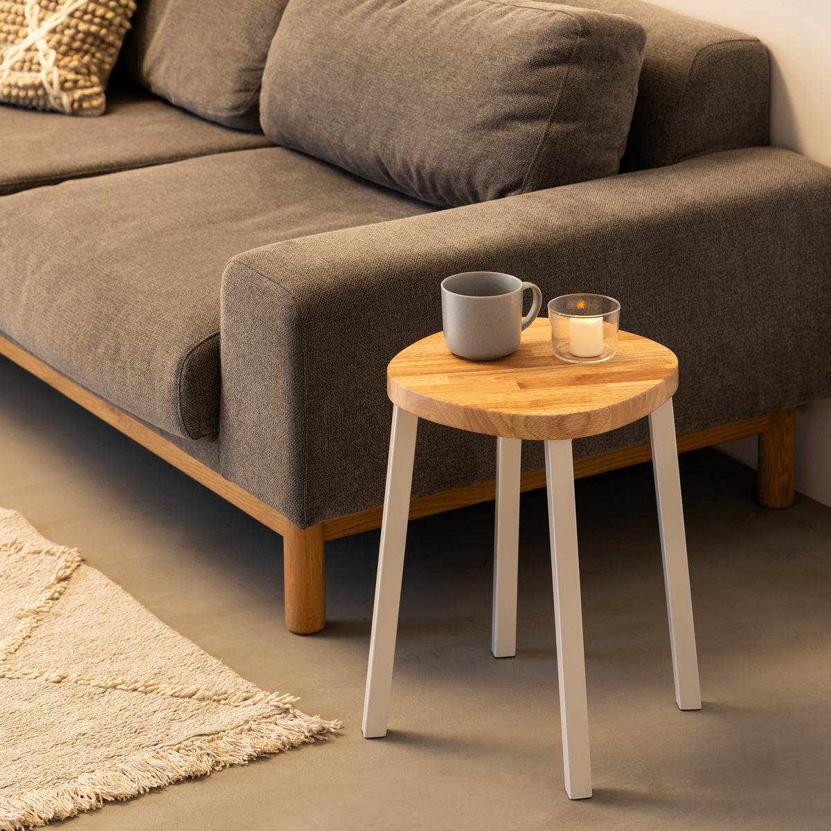 KANADEMONOのラバーウッド ナチュラルSquircle座面とホワイトのSlant Bar脚を合わせたシンプルモダンなスツール（使用例2）