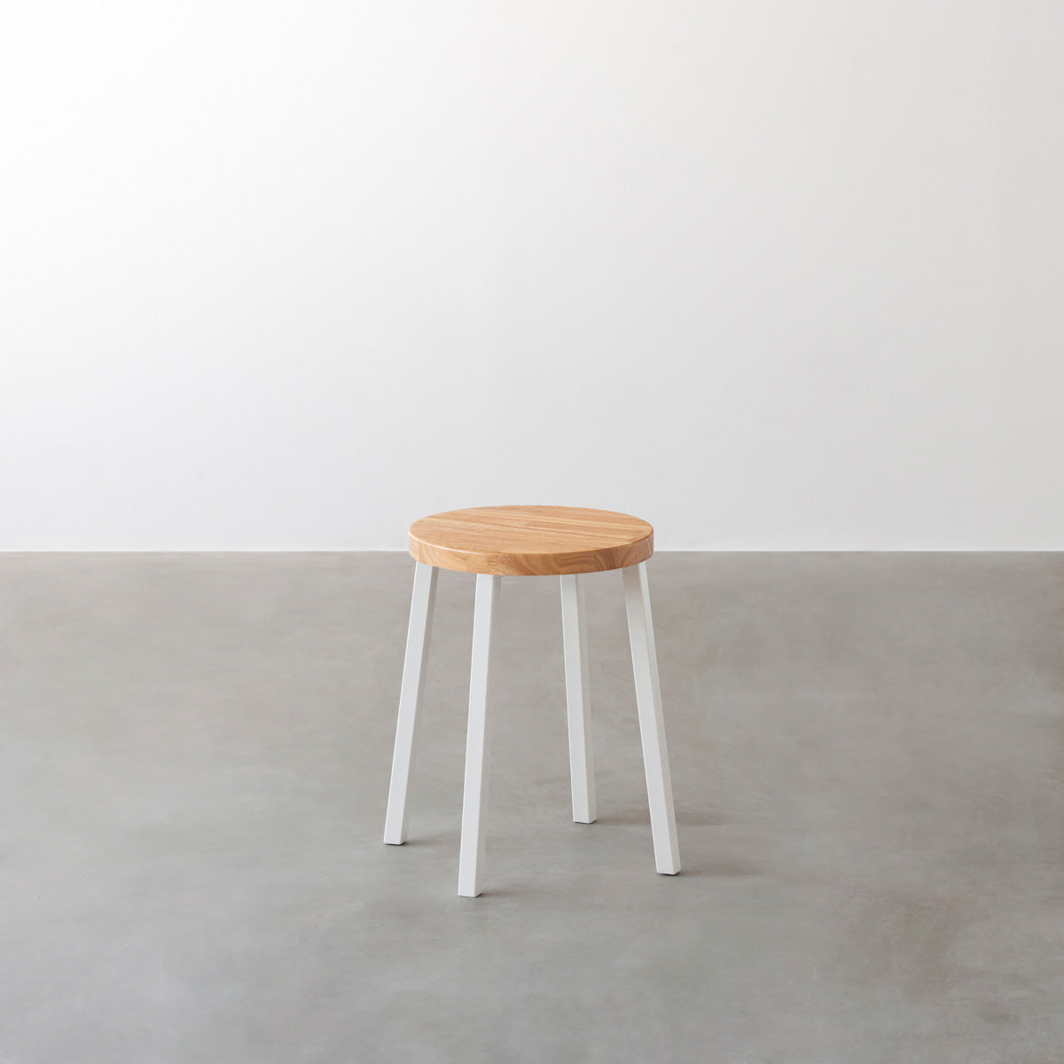 KANADEMONOのラバーウッド ナチュラルRound座面とホワイトのSlant Bar脚を合わせたシンプルモダンなスツール