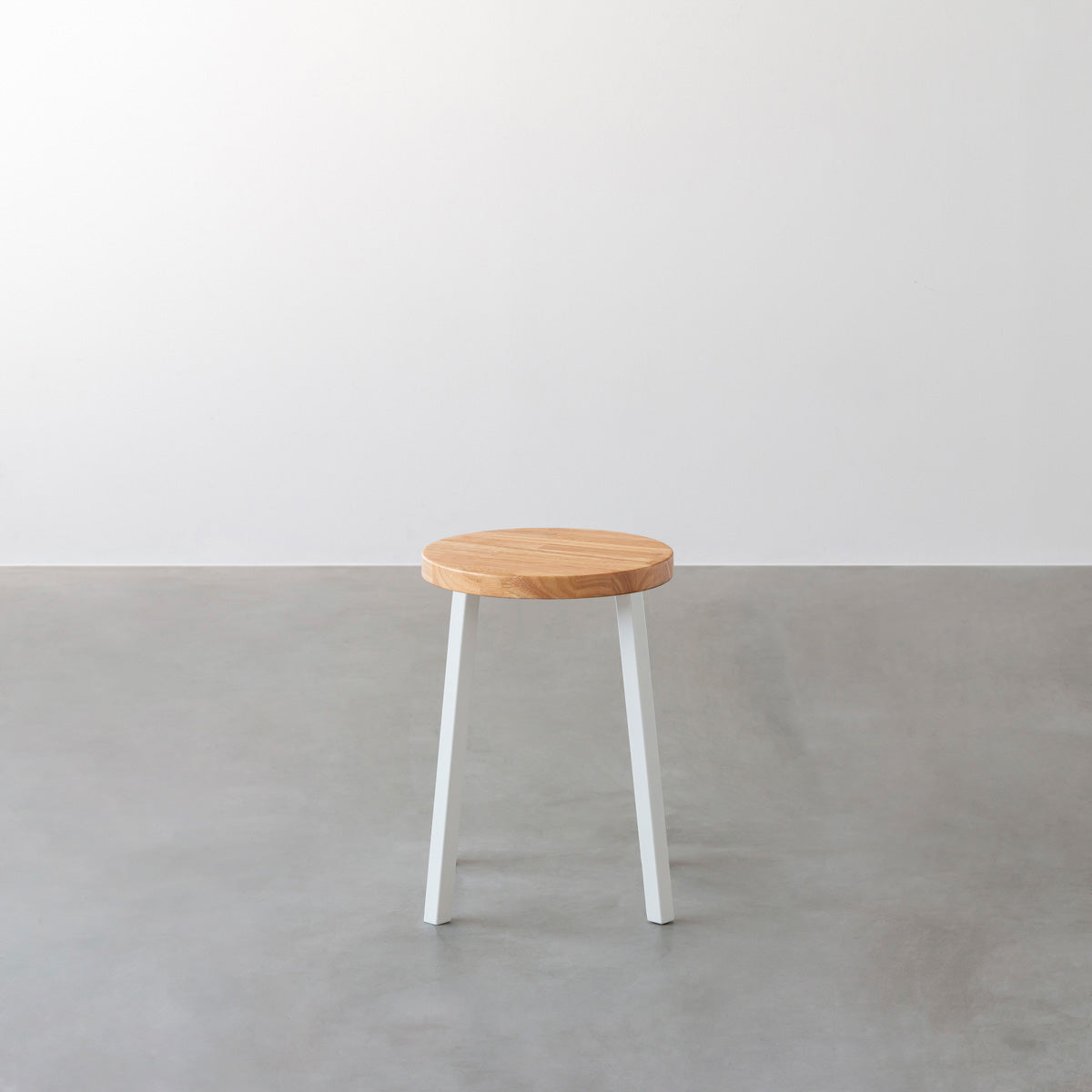KANADEMONOのラバーウッド ナチュラルRound座面とホワイトのSlant Bar脚を合わせたシンプルモダンなスツール2