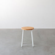 KANADEMONOのラバーウッド ナチュラルRound座面とホワイトのSlant Bar脚を合わせたシンプルモダンなスツール2