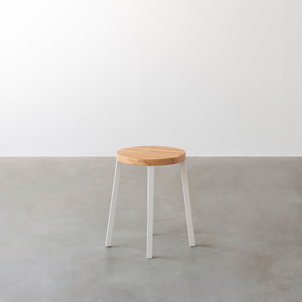 KANADEMONOのラバーウッド ナチュラルRound座面とホワイトのSlant Bar脚を合わせたシンプルモダンなスツール3