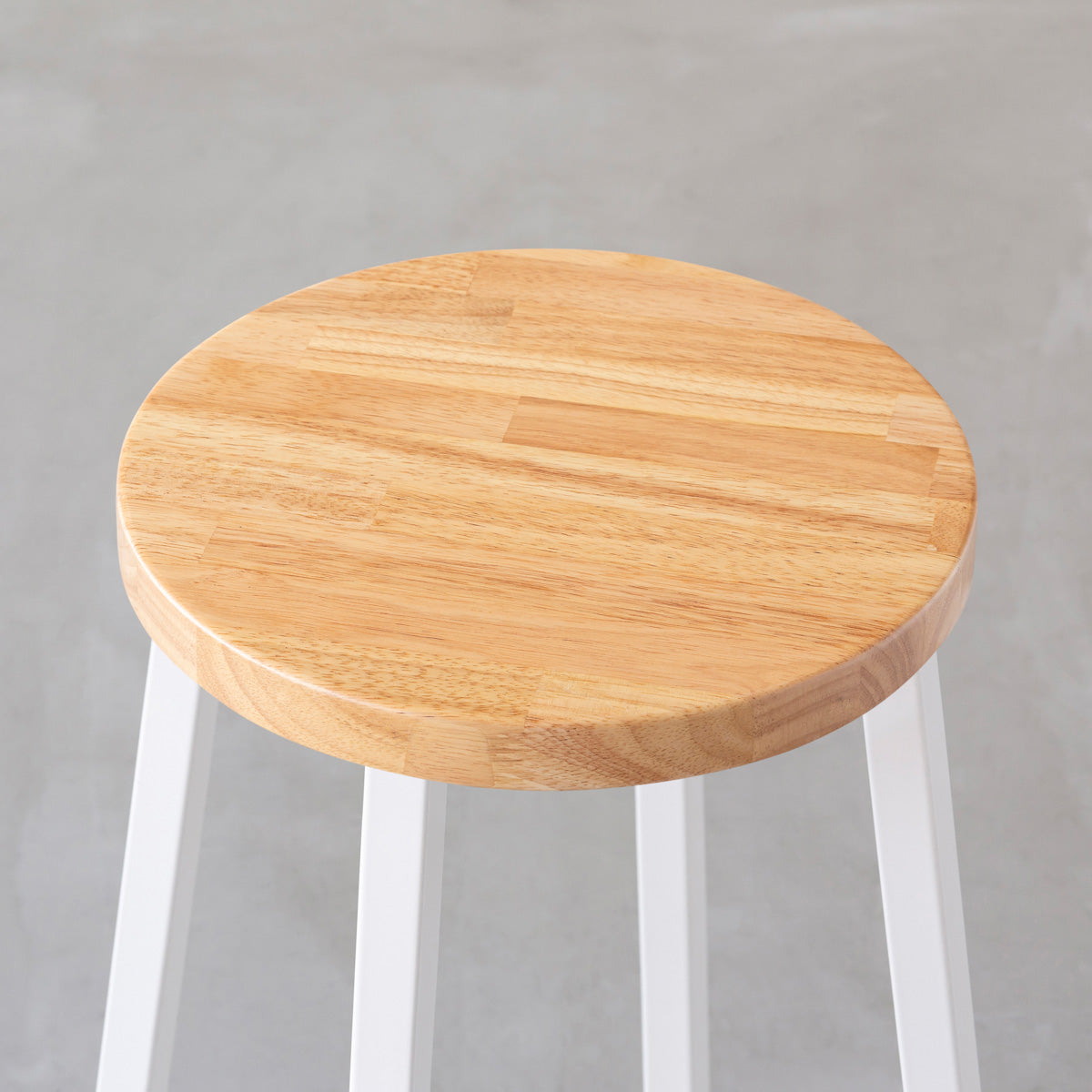 KANADEMONOのラバーウッド ナチュラルRound座面とホワイトのSlant Bar脚を合わせたシンプルモダンなスツール（座面）