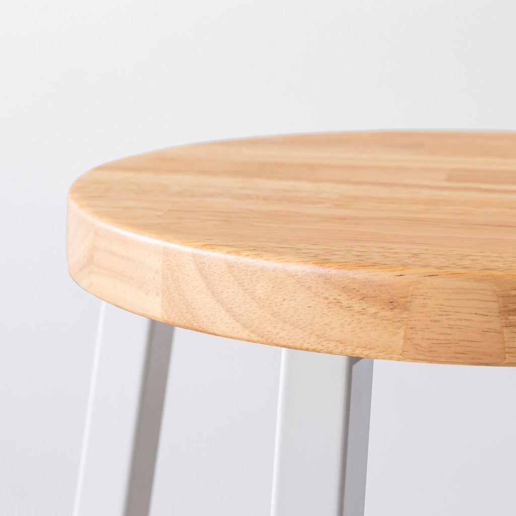 KANADEMONOのラバーウッド ナチュラルRound座面とホワイトのSlant Bar脚を合わせたシンプルモダンなスツール（座面側面）