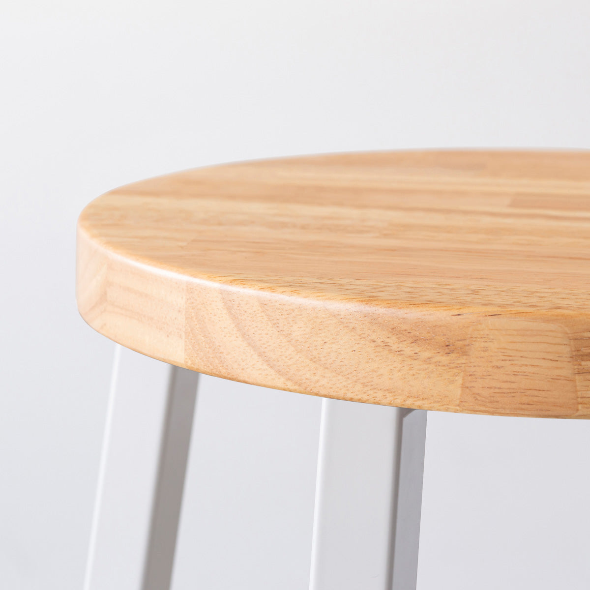KANADEMONOのラバーウッド ナチュラルRound座面とホワイトのSlant Bar脚を合わせたシンプルモダンなスツール（座面側面）