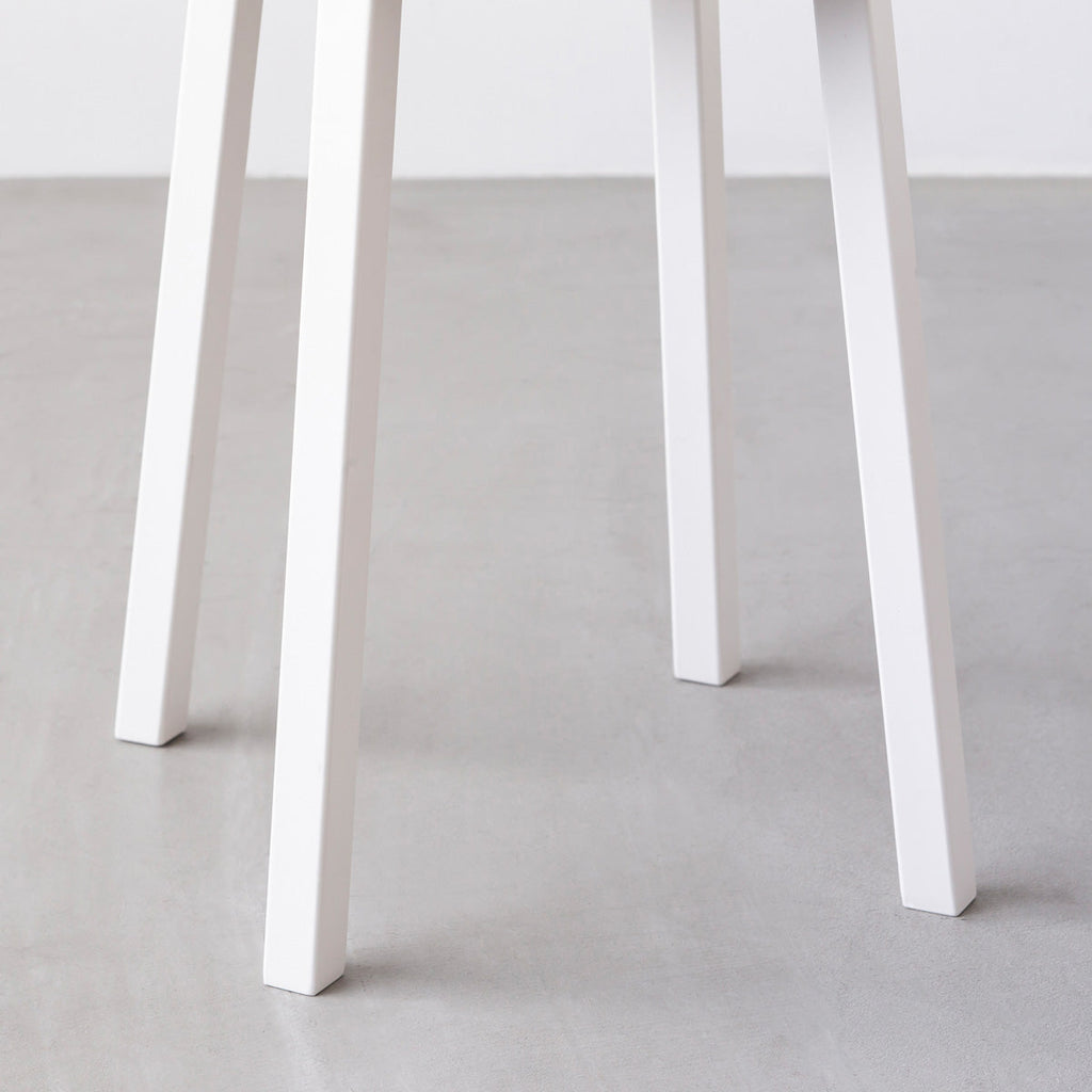 KANADEMONOのラバーウッド ナチュラルRound座面とホワイトのSlant Bar脚を合わせたシンプルモダンなスツール（脚）