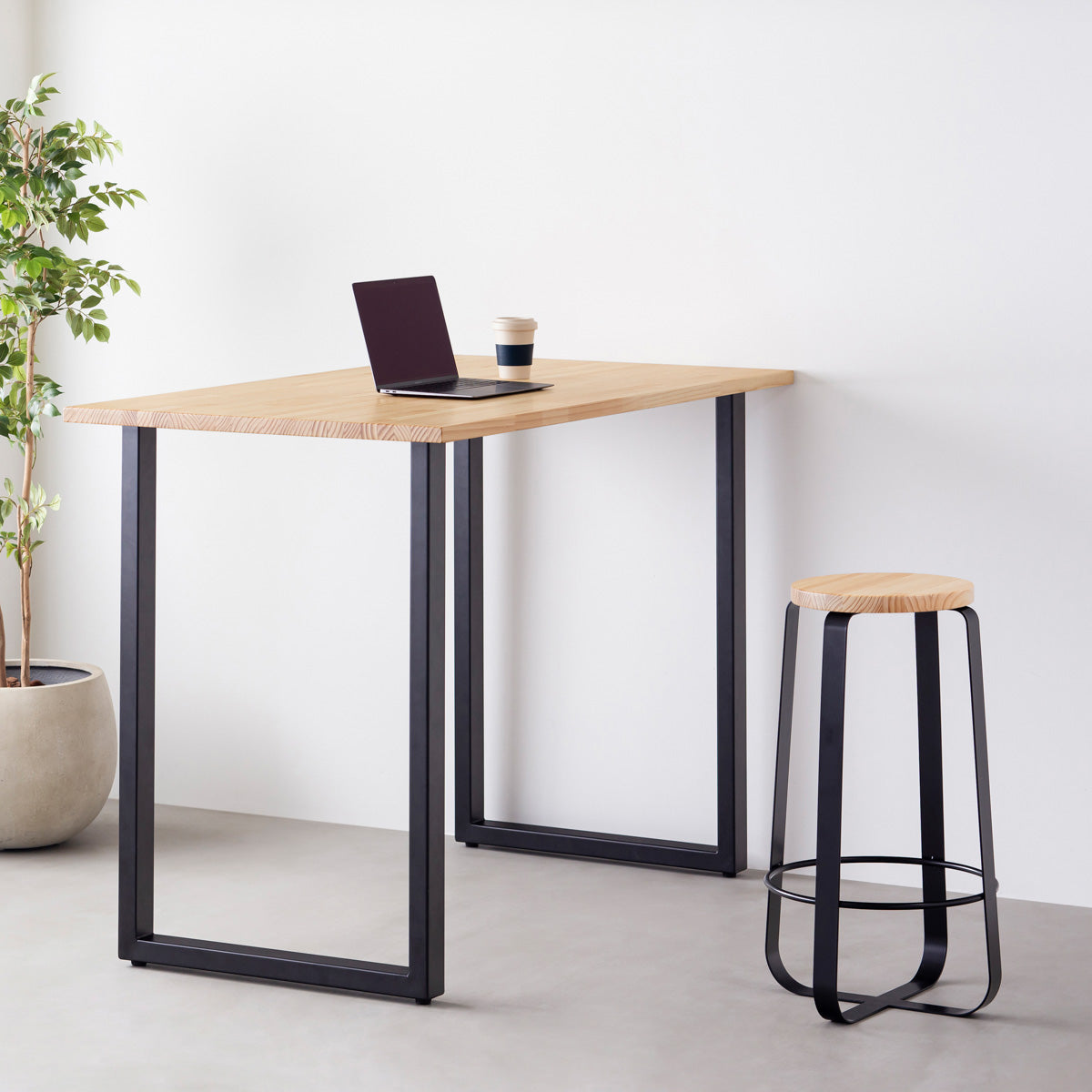 KANADEMONOのパインRound座面とブラックのCross Plate脚を合わせたシンプルモダンなハイスツール（使用例）