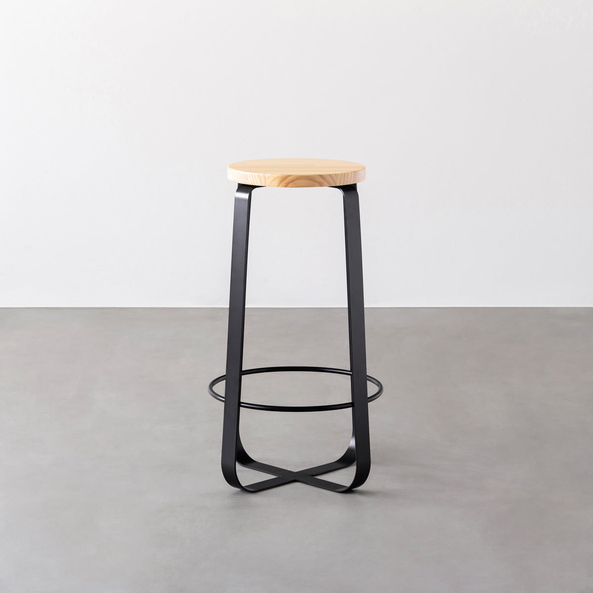 KANADEMONOのパインRound座面とブラックのCross Plate脚を合わせたシンプルモダンなハイスツール2