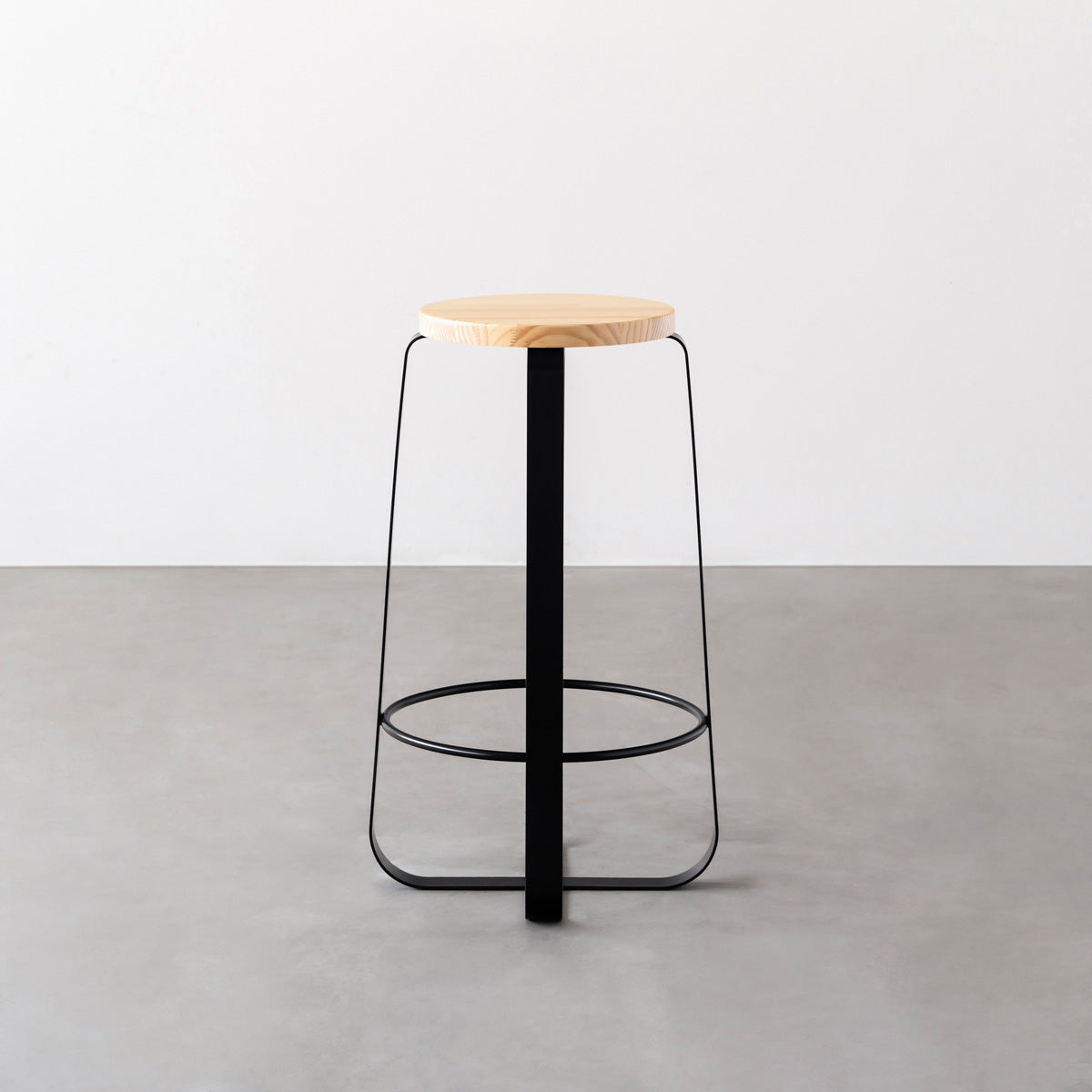 KANADEMONOのパインRound座面とブラックのCross Plate脚を合わせたシンプルモダンなハイスツール3