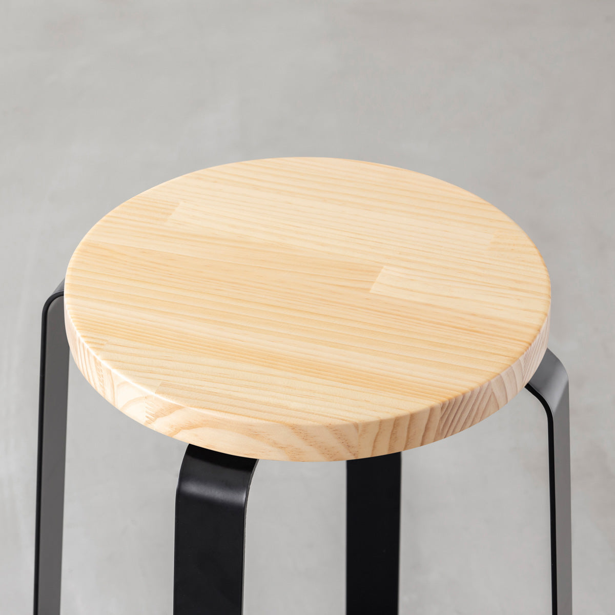 KANADEMONOのパインRound座面とブラックのCross Plate脚を合わせたシンプルモダンなハイスツール（座面）
