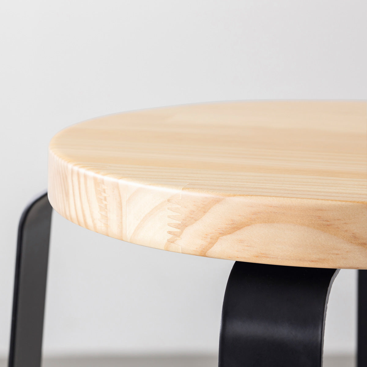 KANADEMONOのパインRound座面とブラックのCross Plate脚を合わせたシンプルモダンなハイスツール（座面側面）