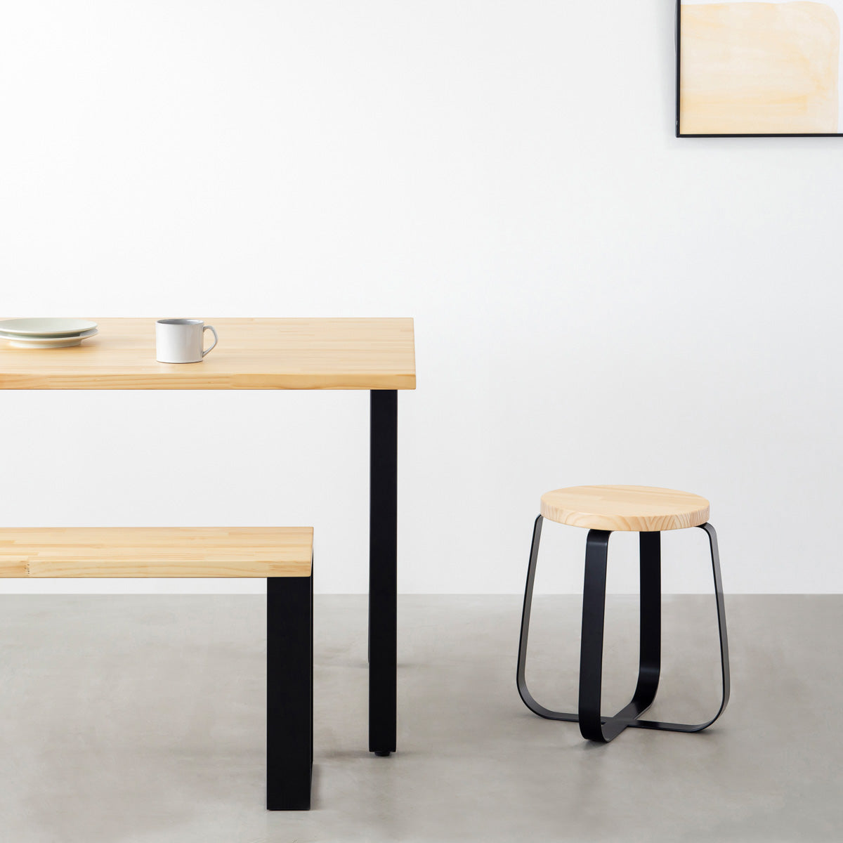 KANADEMONOのパインRound座面とブラックのCross Plate脚を合わせたシンプルモダンなスツール（ダイニング使用例）