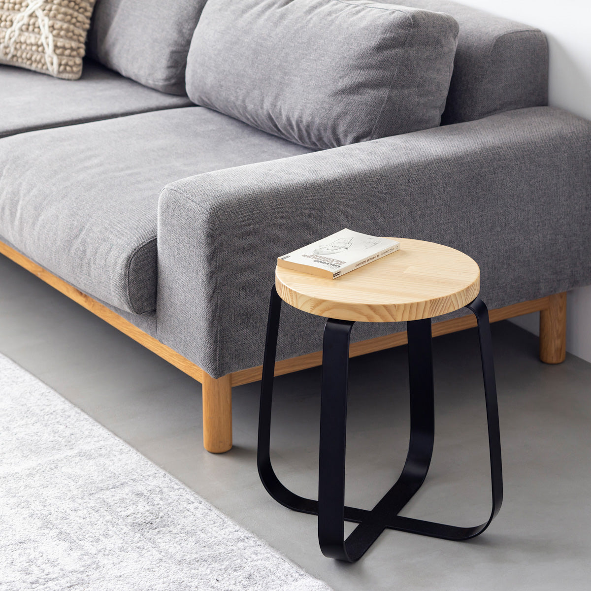 KANADEMONOのパインRound座面とブラックのCross Plate脚を合わせたシンプルモダンなスツール（リビング使用例）