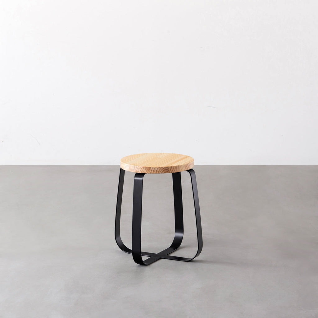 KANADEMONOのパインRound座面とブラックのCross Plate脚を合わせたシンプルモダンなスツール