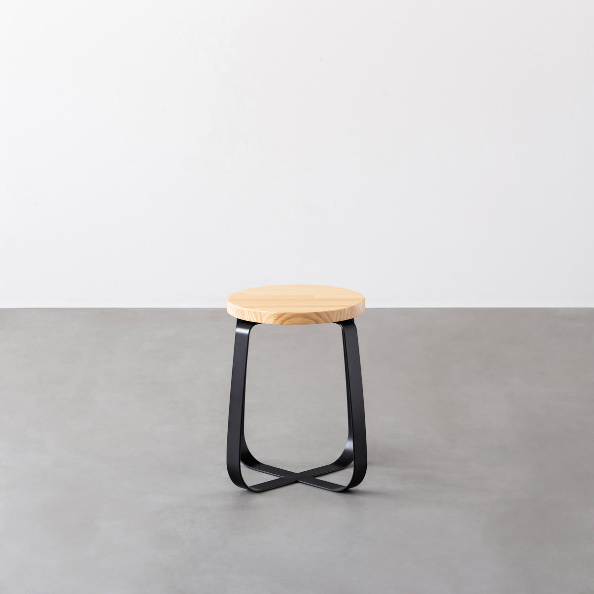 KANADEMONOのパインRound座面とブラックのCross Plate脚を合わせたシンプルモダンなスツール（正面）