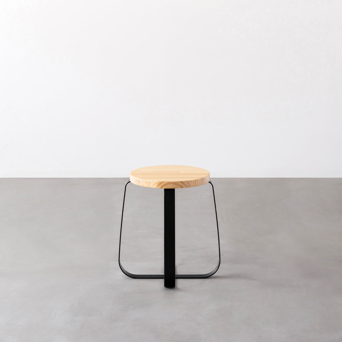 KANADEMONOのパインRound座面とブラックのCross Plate脚を合わせたシンプルモダンなスツール（側面）