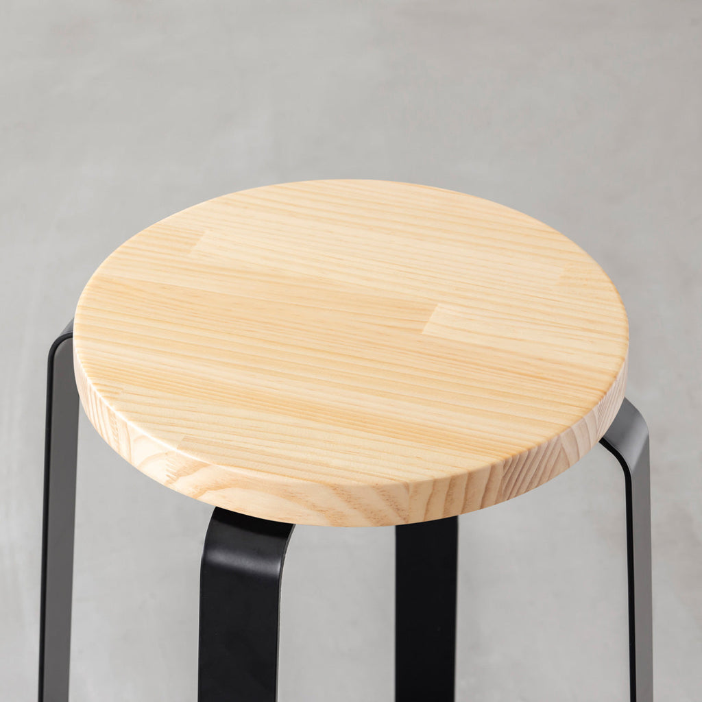 KANADEMONOのパインRound座面とブラックのCross Plate脚を合わせたシンプルモダンなスツール（座面）