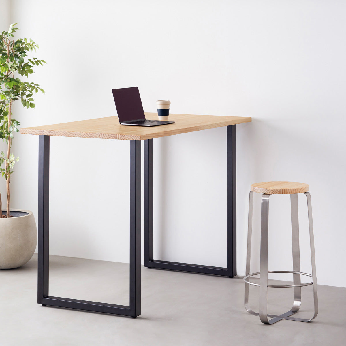 KANADEMONOのパインRound座面とステンレスのCross Plate脚を合わせたシンプルモダンなハイスツール（使用例）