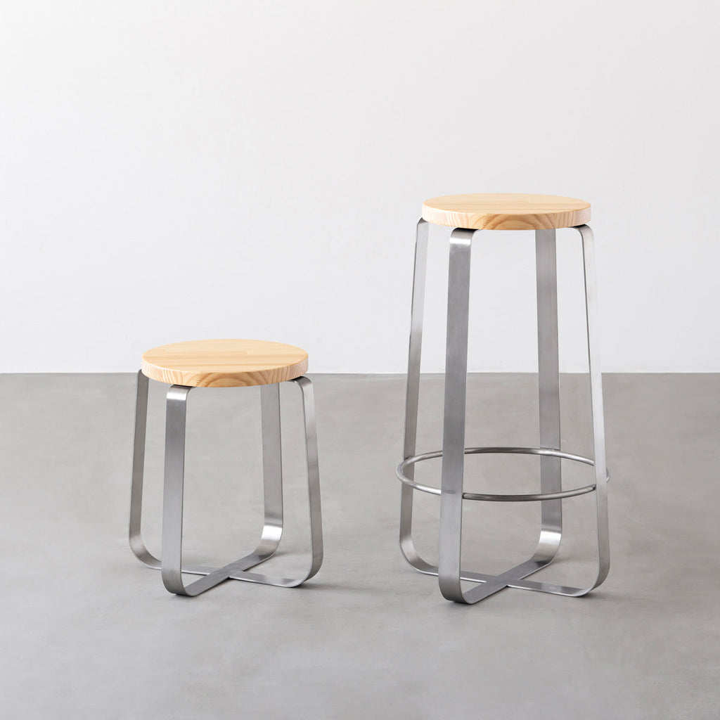 KANADEMONOのパインRound座面とステンレスのCross Plate脚を合わせたシンプルモダンなハイスツール（スタンダード比較）