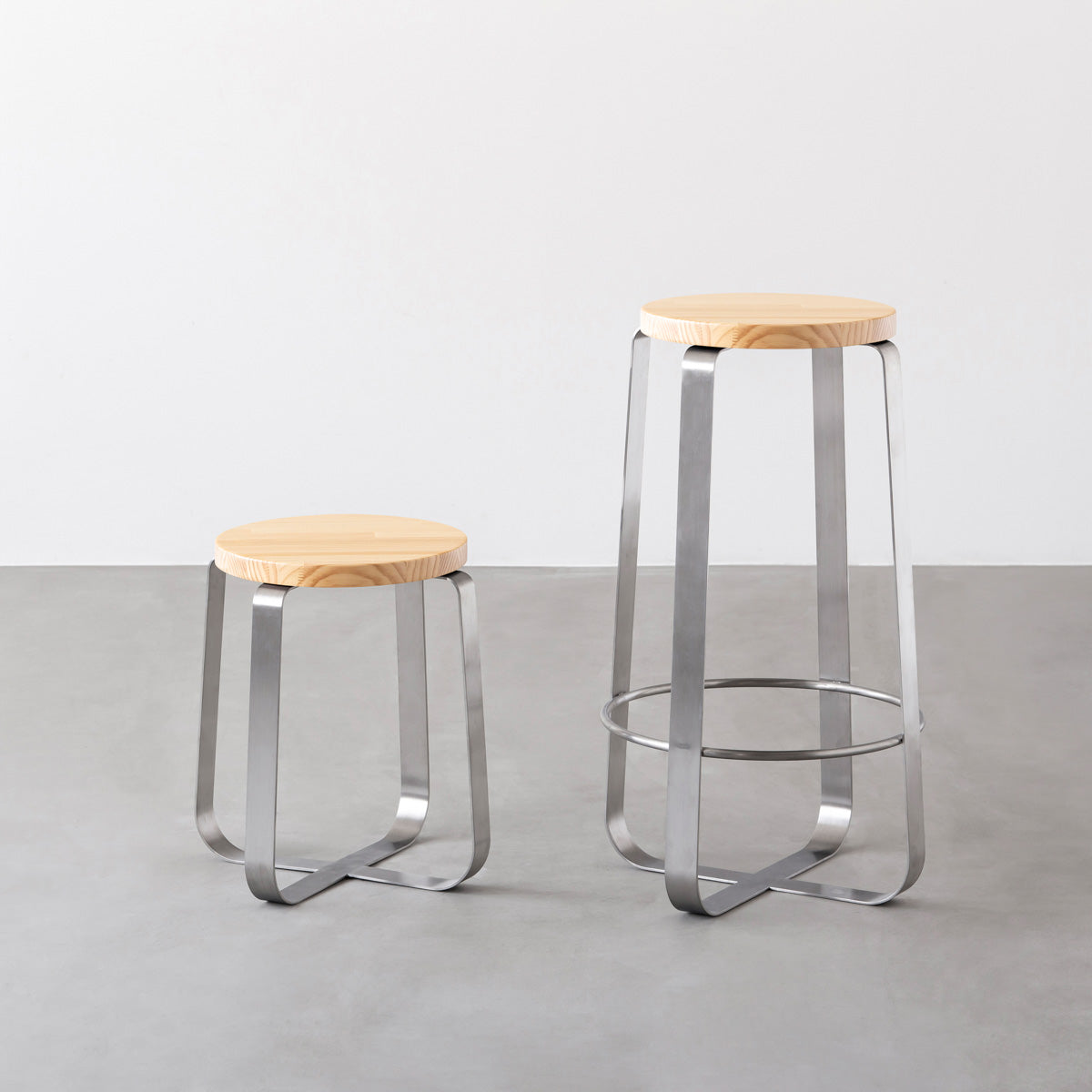 KANADEMONOのパインRound座面とステンレスのCross Plate脚を合わせたシンプルモダンなハイスツール（スタンダード比較）
