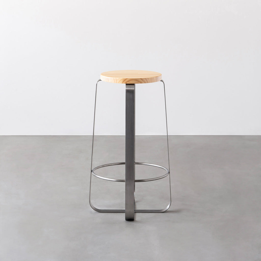 KANADEMONOのパインRound座面とステンレスのCross Plate脚を合わせたシンプルモダンなハイスツール3
