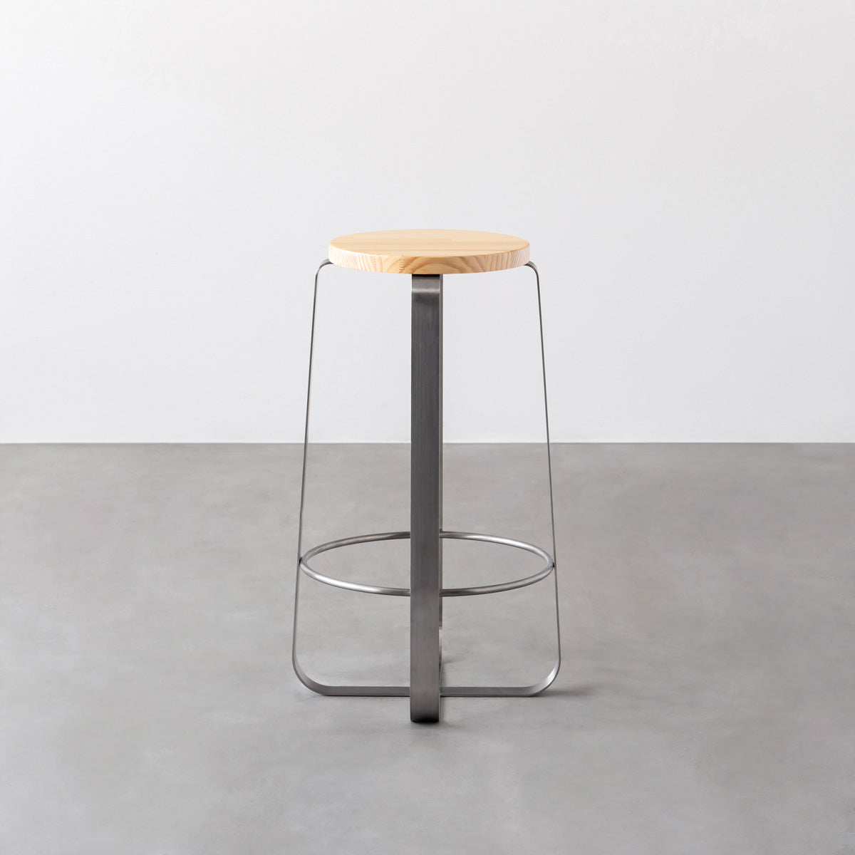 KANADEMONOのパインRound座面とステンレスのCross Plate脚を合わせたシンプルモダンなハイスツール3