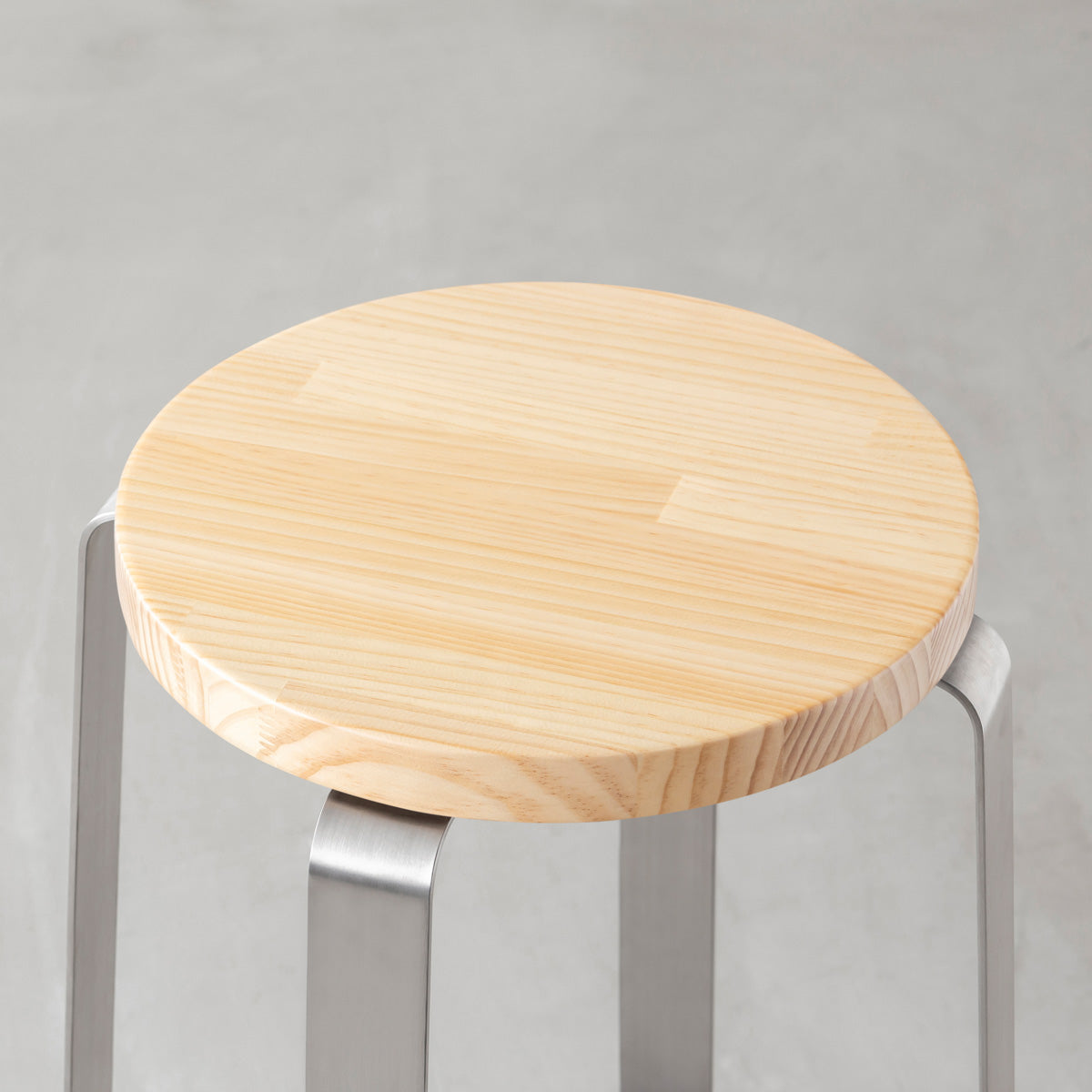 KANADEMONOのパインRound座面とステンレスのCross Plate脚を合わせたシンプルモダンなハイスツール（座面）