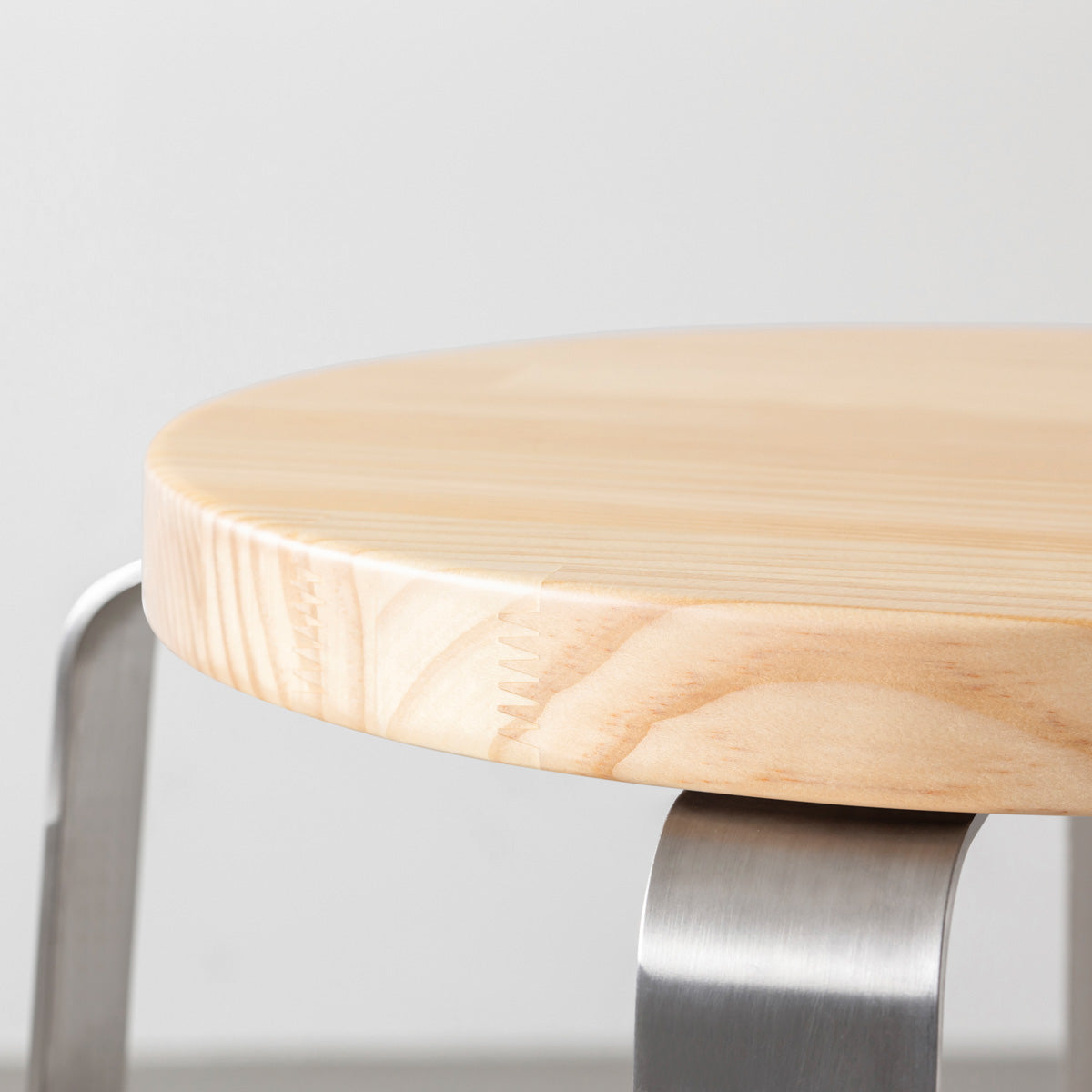 KANADEMONOのパインRound座面とステンレスのCross Plate脚を合わせたシンプルモダンなハイスツール（座面側面）