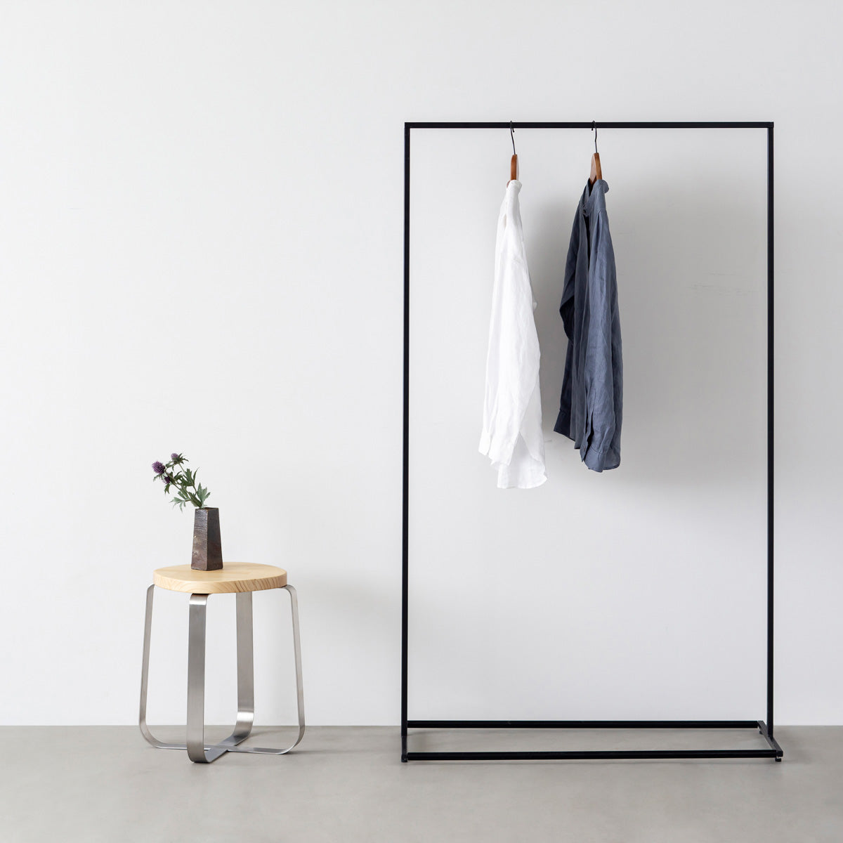 KANADEMONOのパインSquircle座面とステンレスのCross Plate脚を合わせたシンプルモダンなスツール（使用例3）