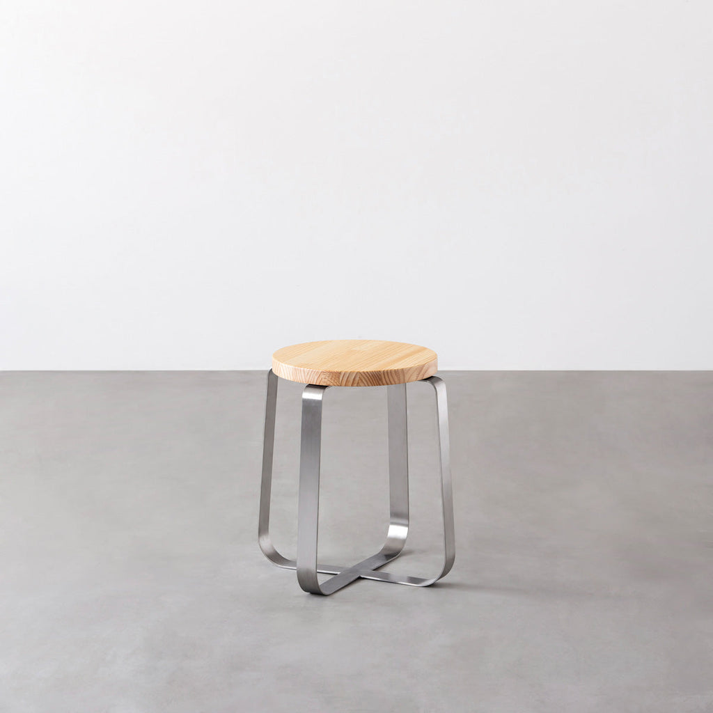 KANADEMONOのパインRound座面とステンレスのCross Plate脚を合わせたシンプルモダンなスツール