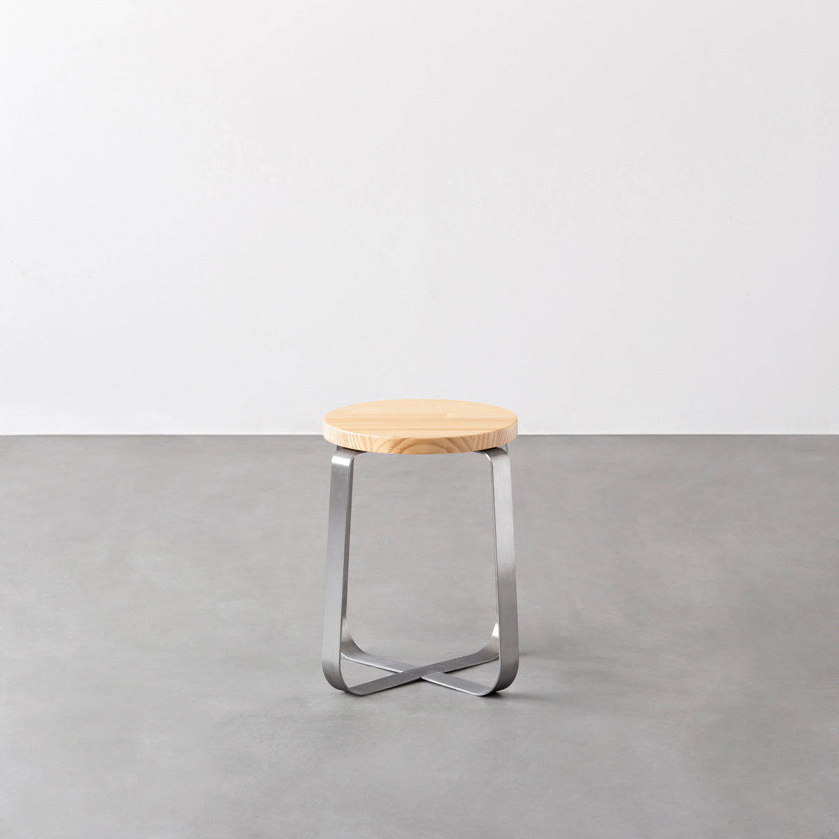 KANADEMONOのパインRound座面とステンレスのCross Plate脚を合わせたシンプルモダンなスツール2