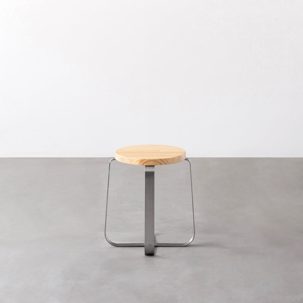 KANADEMONOのパインRound座面とステンレスのCross Plate脚を合わせたシンプルモダンなスツール3
