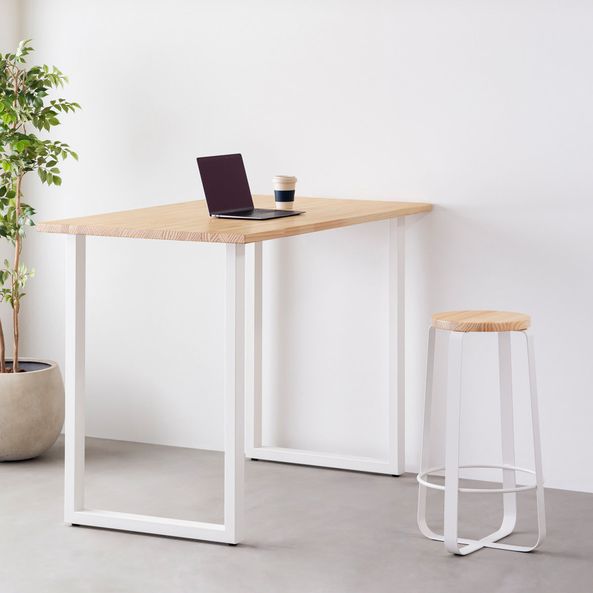 KANADEMONOのパインRound座面とホワイトのCross Plate脚を合わせたシンプルモダンなハイスツール（使用例）