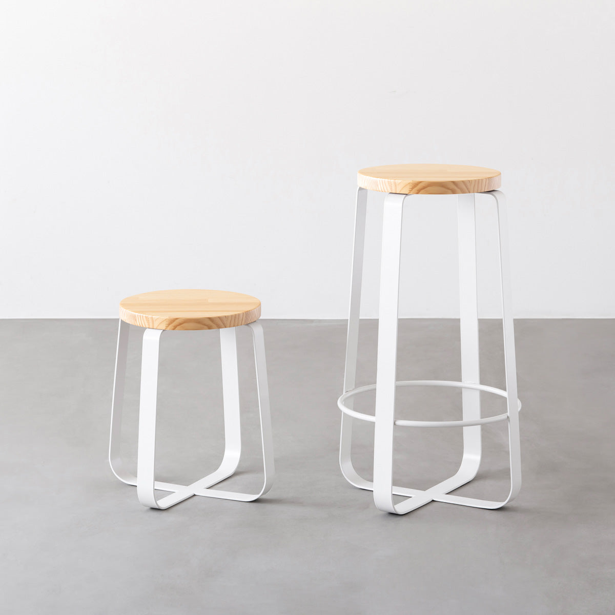 KANADEMONOのパインRound座面とホワイトのCross Plate脚を合わせたシンプルモダンなハイスツール（スタンダード比較）