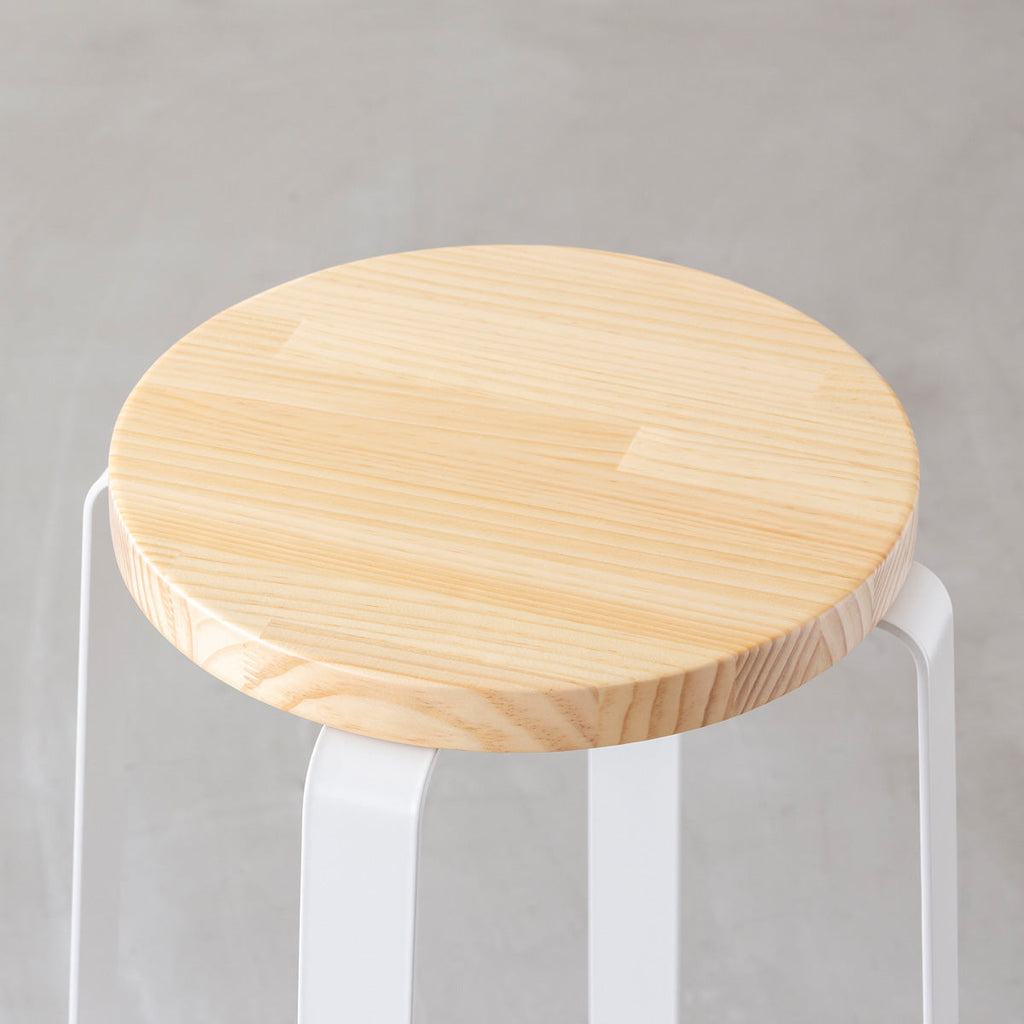 KANADEMONOのパインRound座面とホワイトのCross Plate脚を合わせたシンプルモダンなハイスツール（座面）