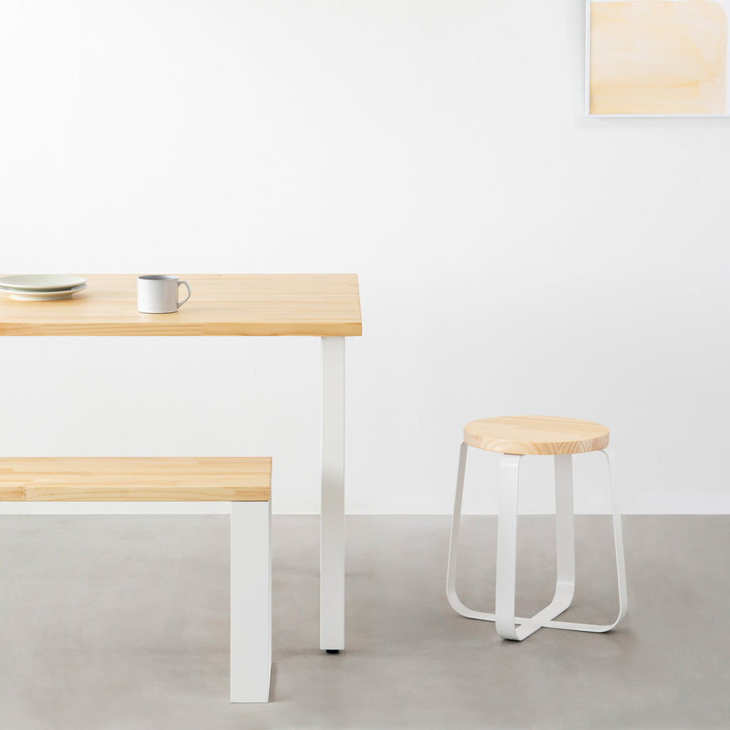 KANADEMONOのパインRound座面とホワイトのCross Plate脚を合わせたシンプルモダンなスツール