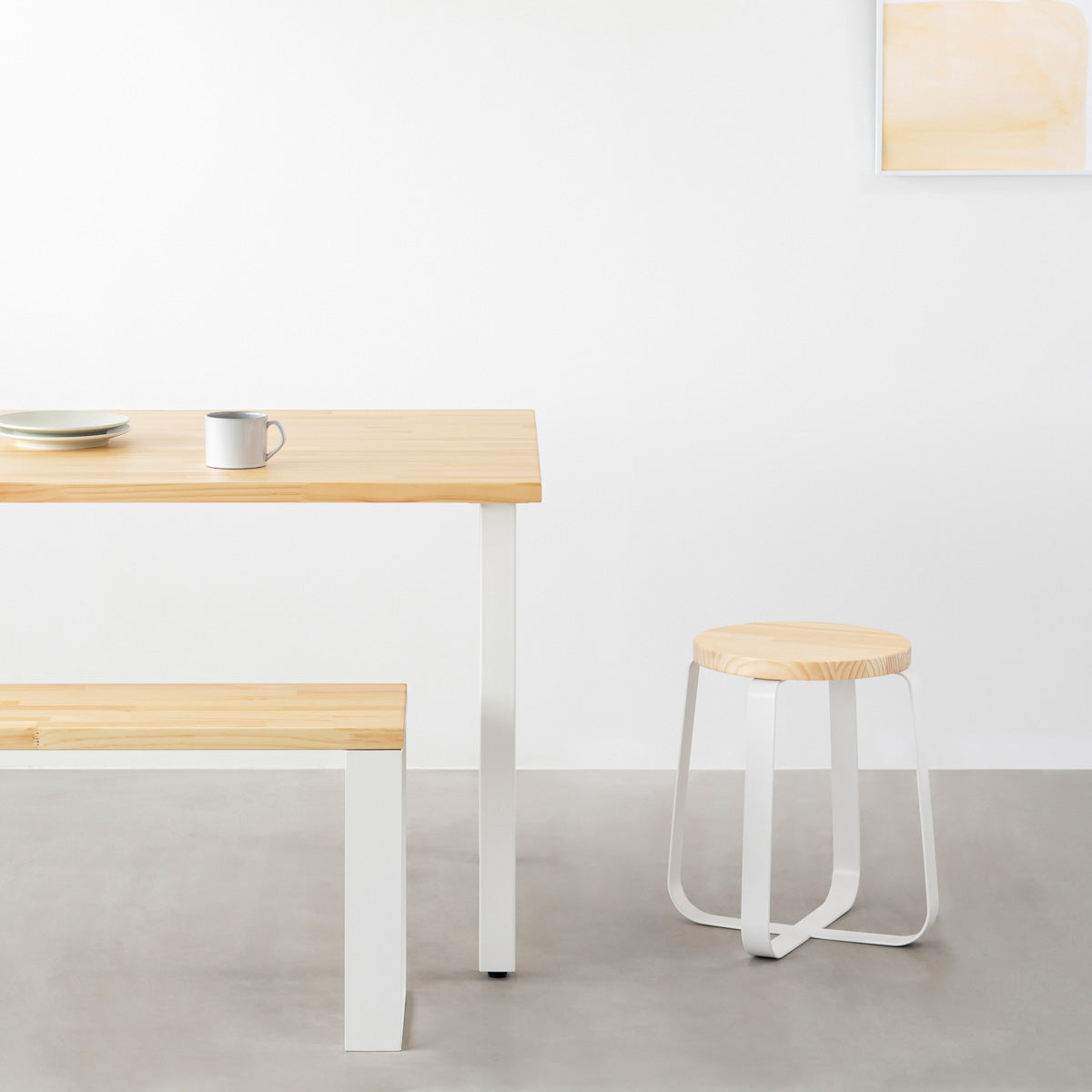 KANADEMONOのパインRound座面とホワイトのCross Plate脚を合わせたシンプルモダンなスツール