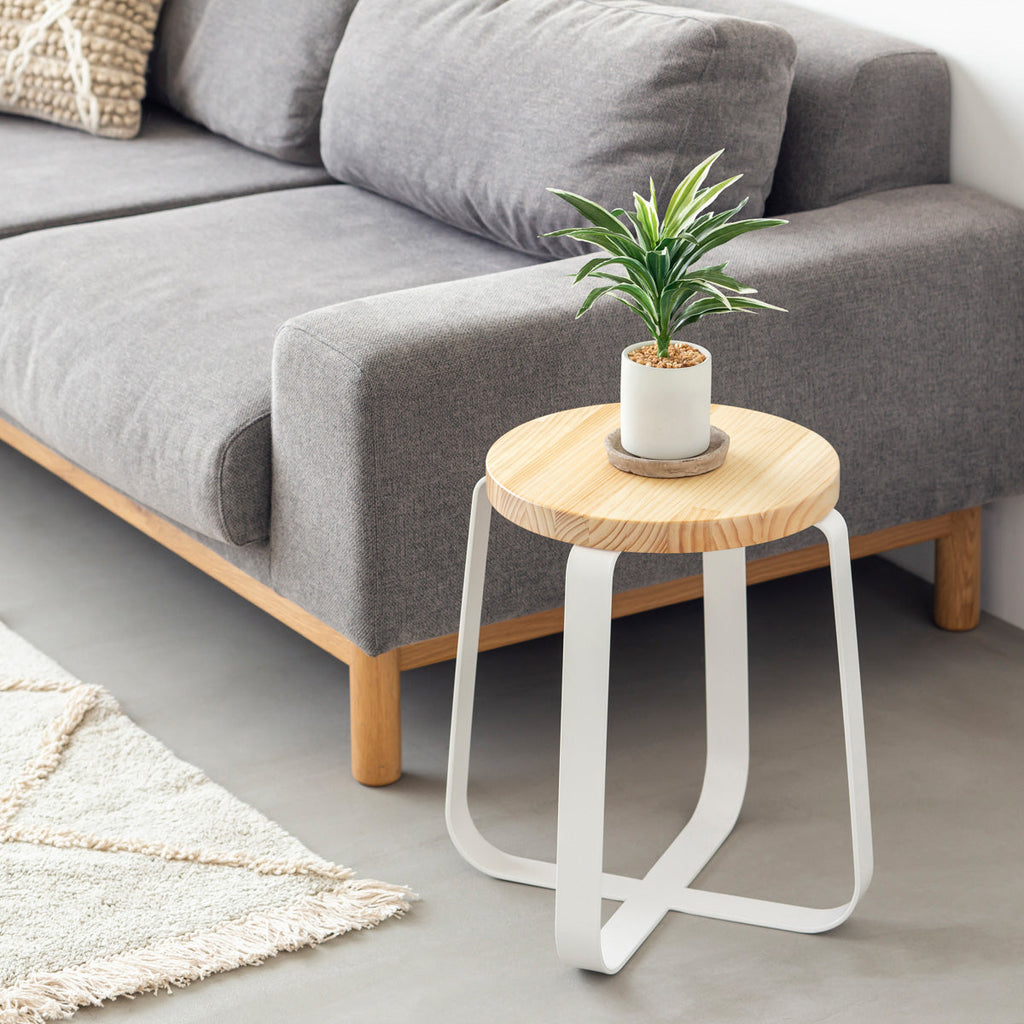 KANADEMONOのパインRound座面とホワイトのCross Plate脚を合わせたシンプルモダンなスツール（使用例）