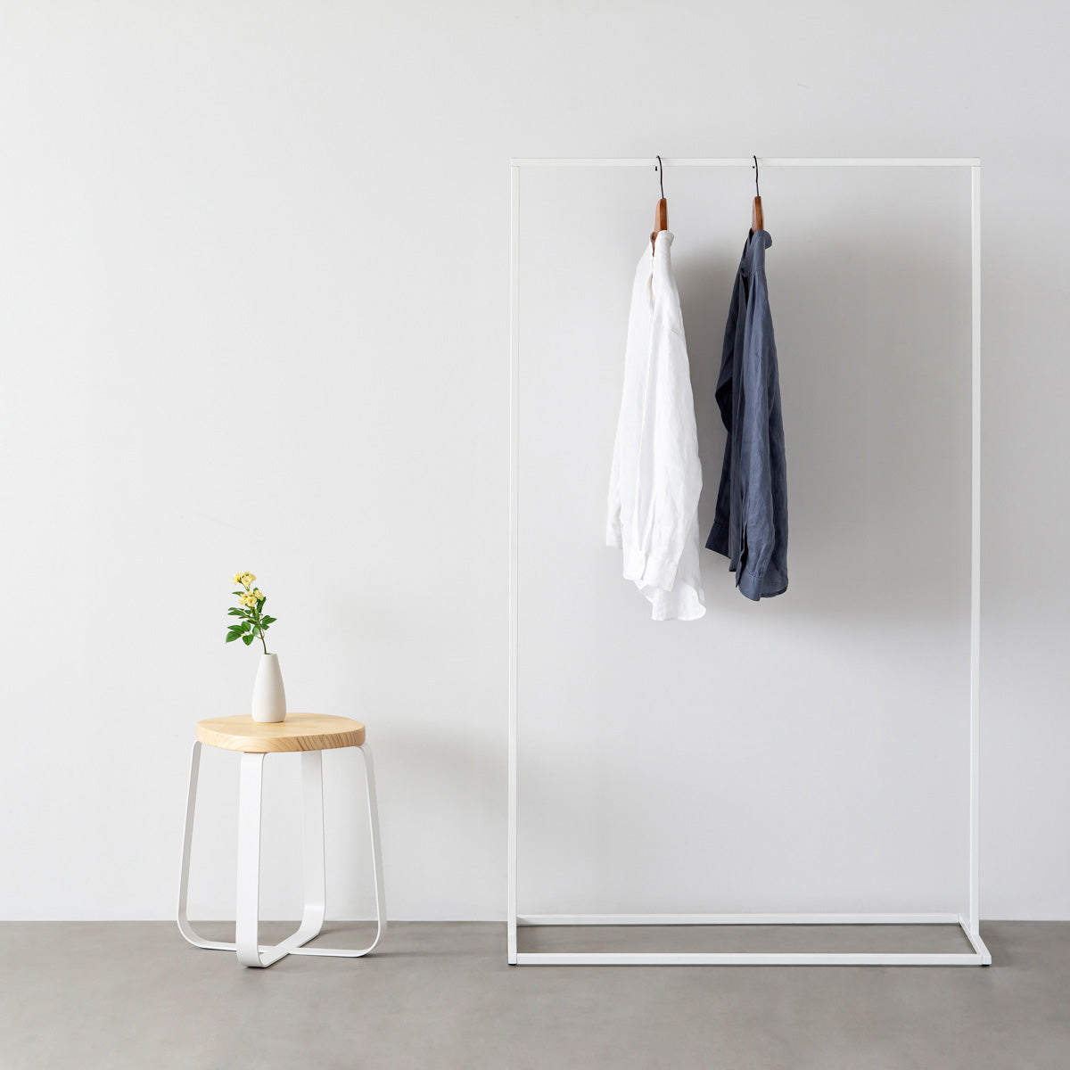 KANADEMONOのパインSquircle座面とホワイトのCross Plate脚を合わせたシンプルモダンなスツール（使用例2）